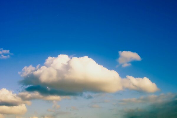 Hermosa nube en el cielo azul