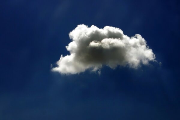 Nuage sur le ciel bleu. Un nuage