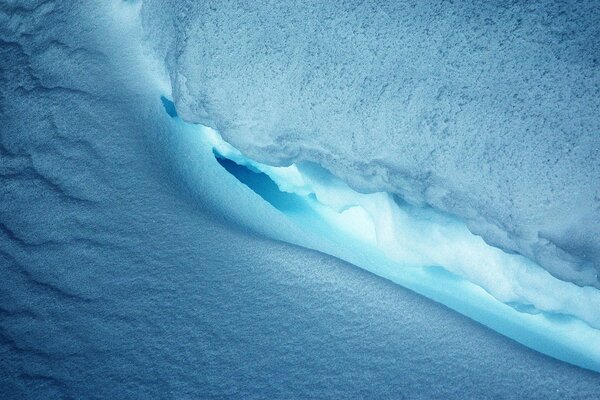 Glänzende blaue Schneekante