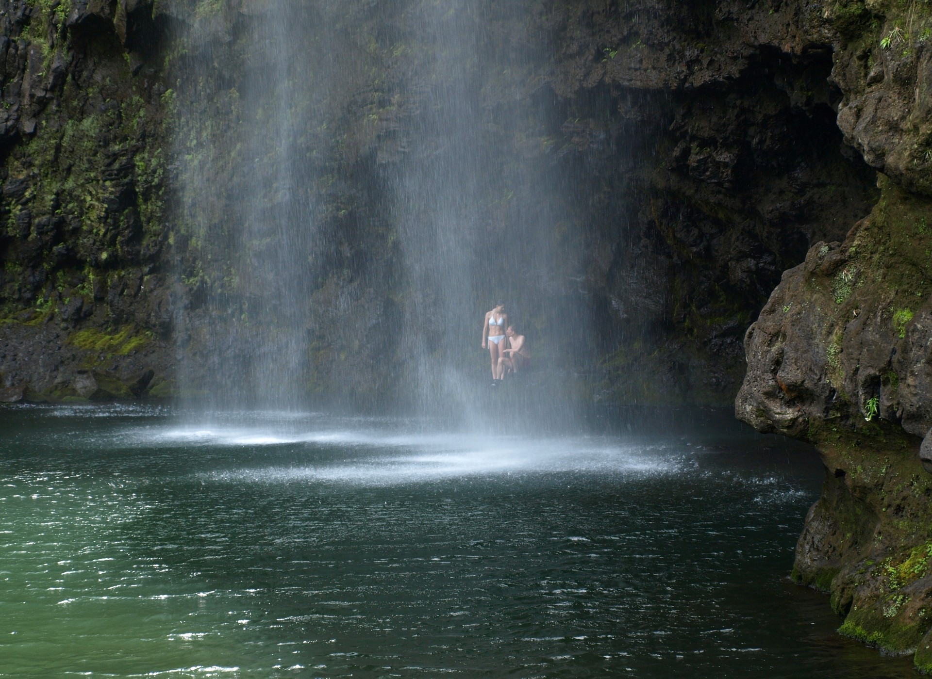 wasserfall paar felsen see