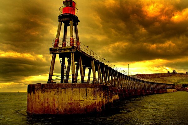 Phare rouge par temps nuageux