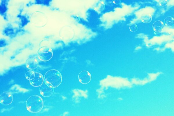 Burbujas volando en el cielo con nubes