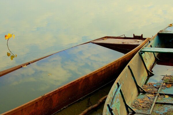 Deux vieux bateaux sur l eau