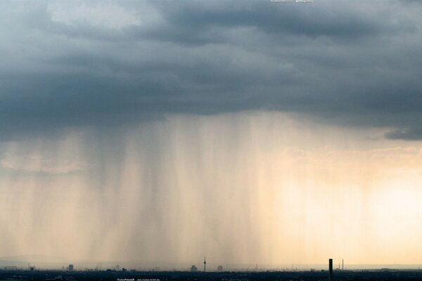 Eine Regenwolke. Regen von außen