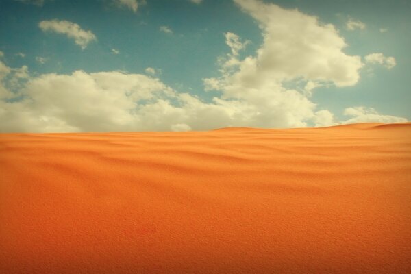 Nuages dans le désert. Sable orange