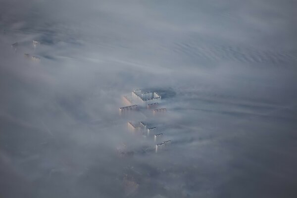 Une ville couverte d un fort brouillard