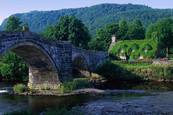 Pont de briques sur la rivière