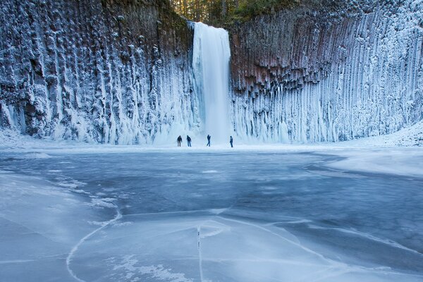 Belle chute d eau au milieu de la glace