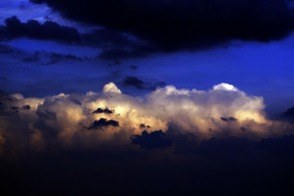 Noche cielo y nubes juntos cerca de las nubes