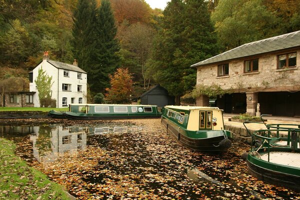 Der Herbst und der Fluss der Stille stehen das Boot