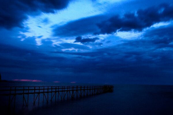 Leuchtend blauer Himmel am Meer