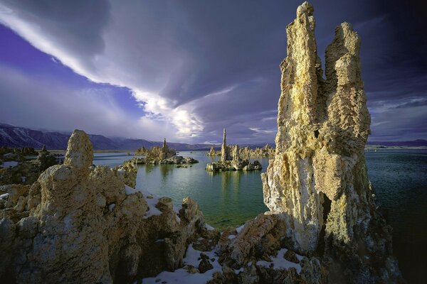 Mare nevoso con rocce al tramonto