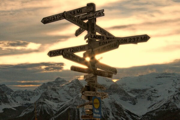 Pointeur dans les montagnes enneigées au coucher du soleil