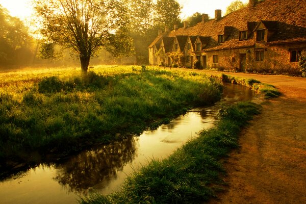 Haus im Herbst in der Nähe des Teiches bei Sonnenuntergang