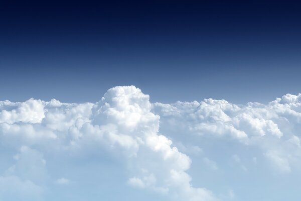 Nubes blancas a la altura de la estratosfera