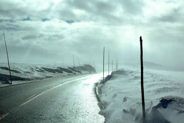 Frosty day during the wind on the road