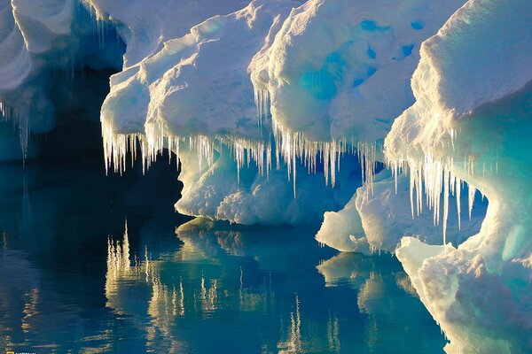 Eisberg mit Eiszapfen in kaltem Wasser