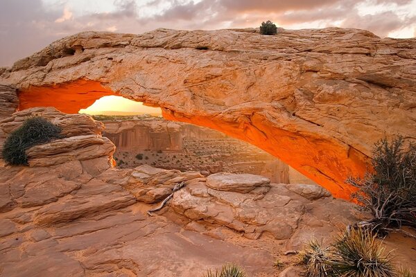 Arco en un cañón bañado por el sol