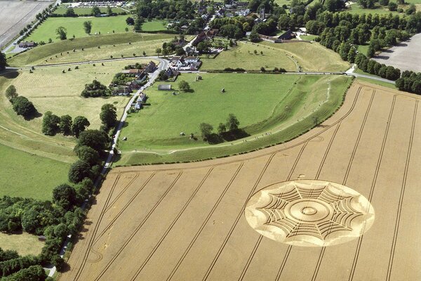 Der Kreis auf dem Feld ist wie ein Spinnennetz