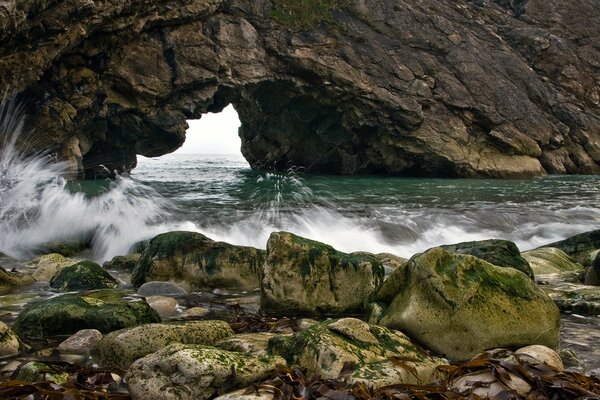 Colpi d acqua contro le rocce con spruzzi