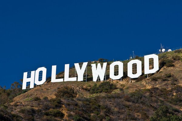 Iscrizione Hollywood sulla montagna