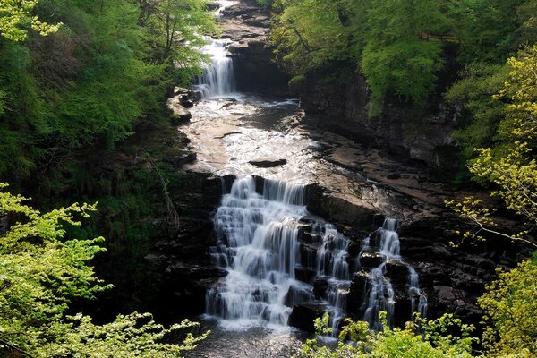 Rapide sul fiume Clyde in Scozia