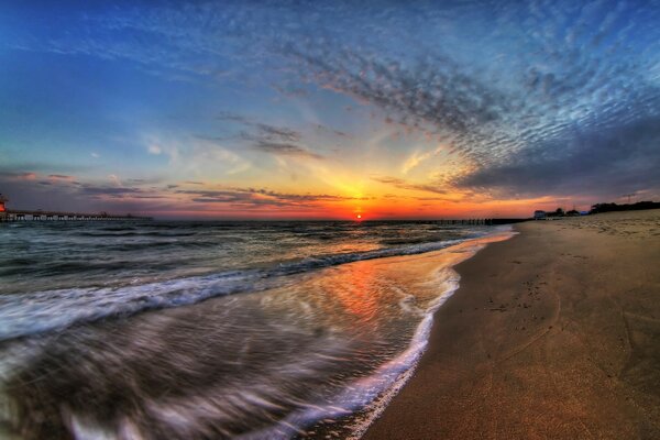 Puesta de sol en la costa de la belleza irreal