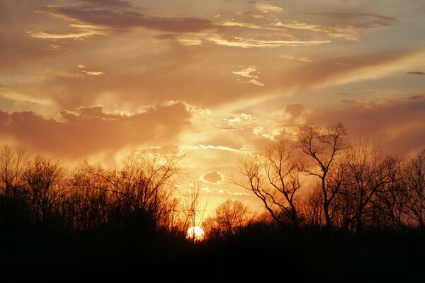 Ciel éclairé par le coucher du soleil avec des nuages