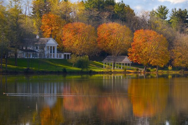 Lago en otoño en Ohio