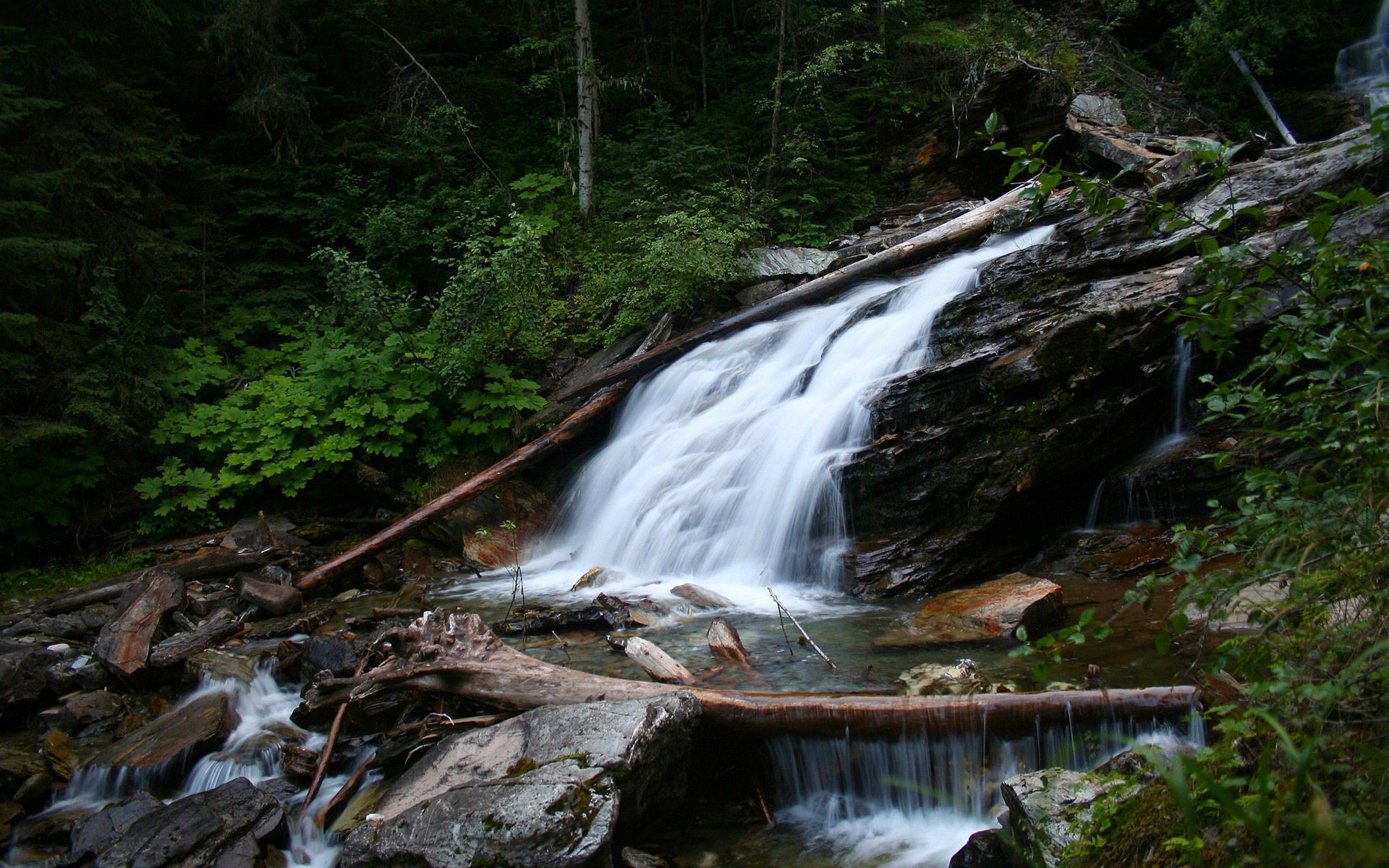 wasserfall strom steine