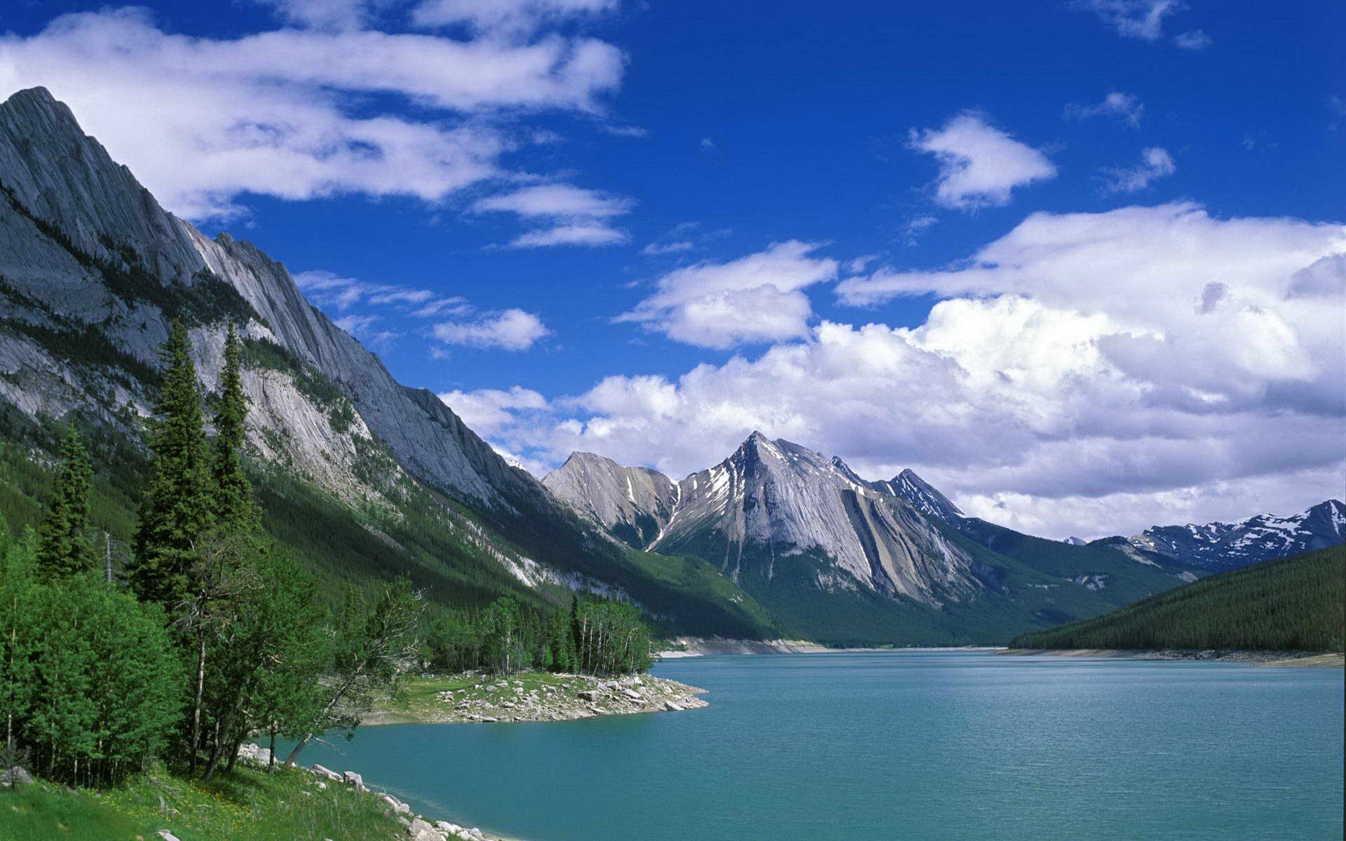 lago montañas árboles nubes