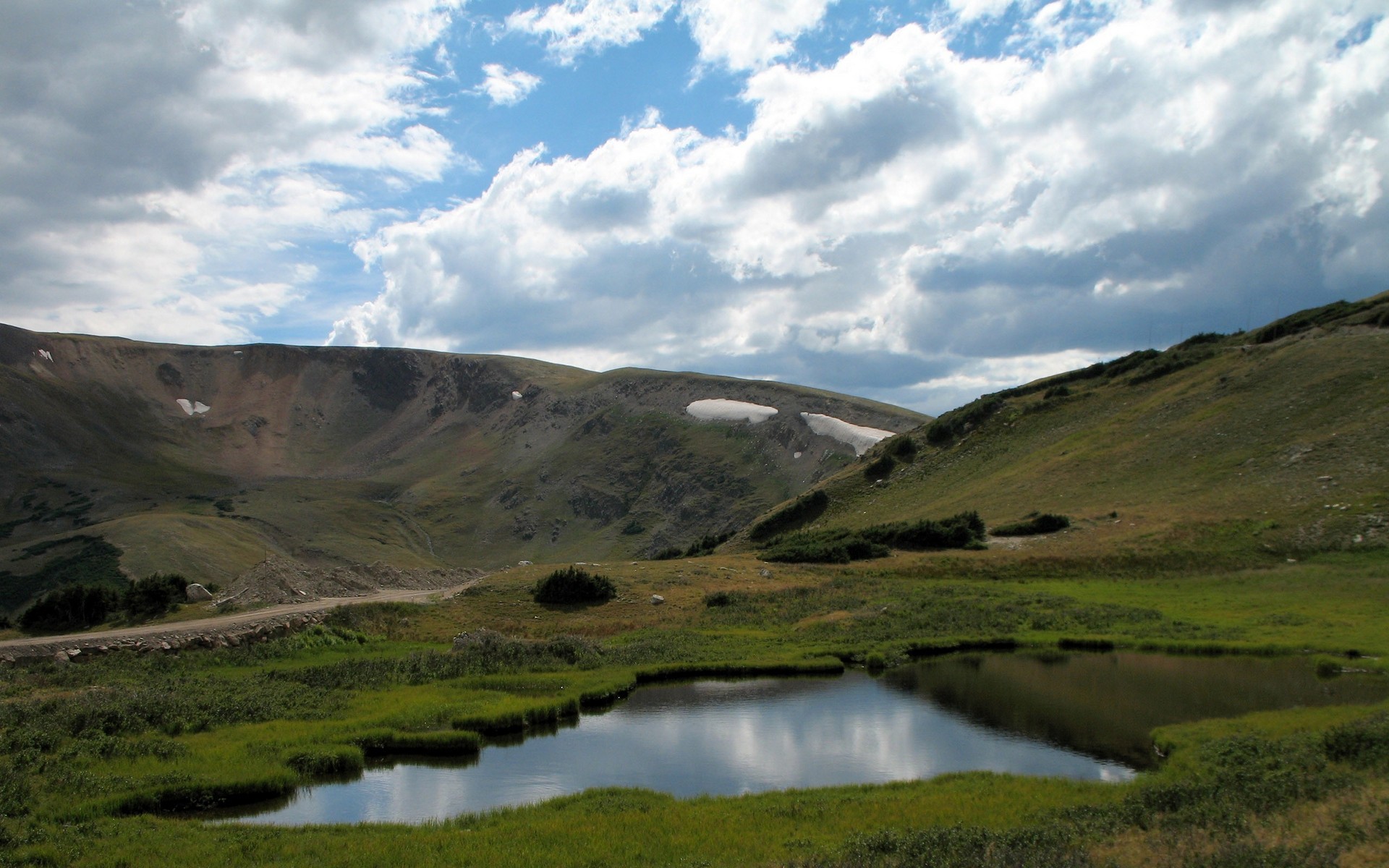 étang route nuages