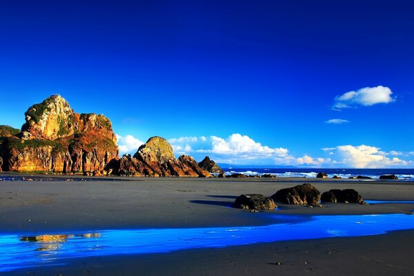 Costa rocosa junto al océano azul