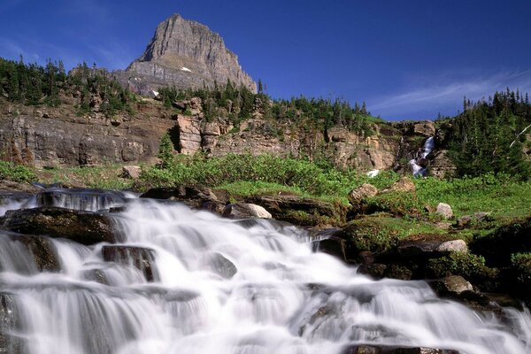 Hermosa cascada en las montañas