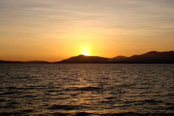 Schöner Sonnenuntergang über dem Meer