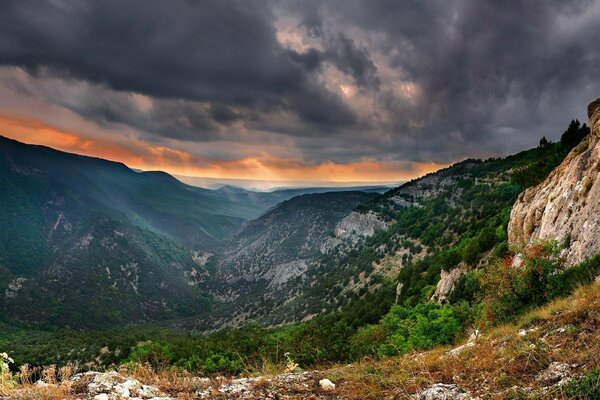 Paesaggi delle montagne della Crimea con nuvole di piombo