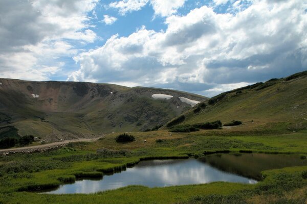 Nuvole sopra montagne e acqua