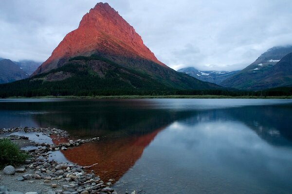 Reflejo de la montaña en el agua