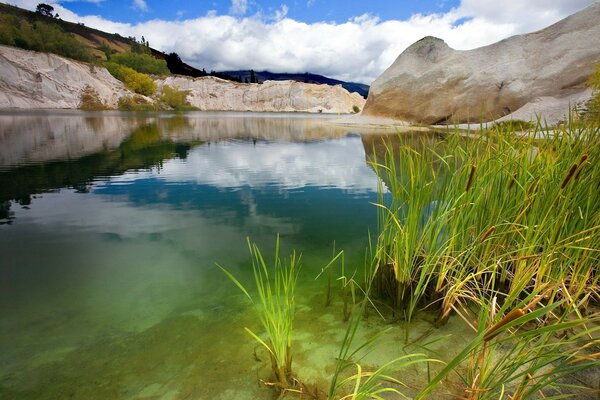 Un lago limpido e limpido nel mezzo della miniera