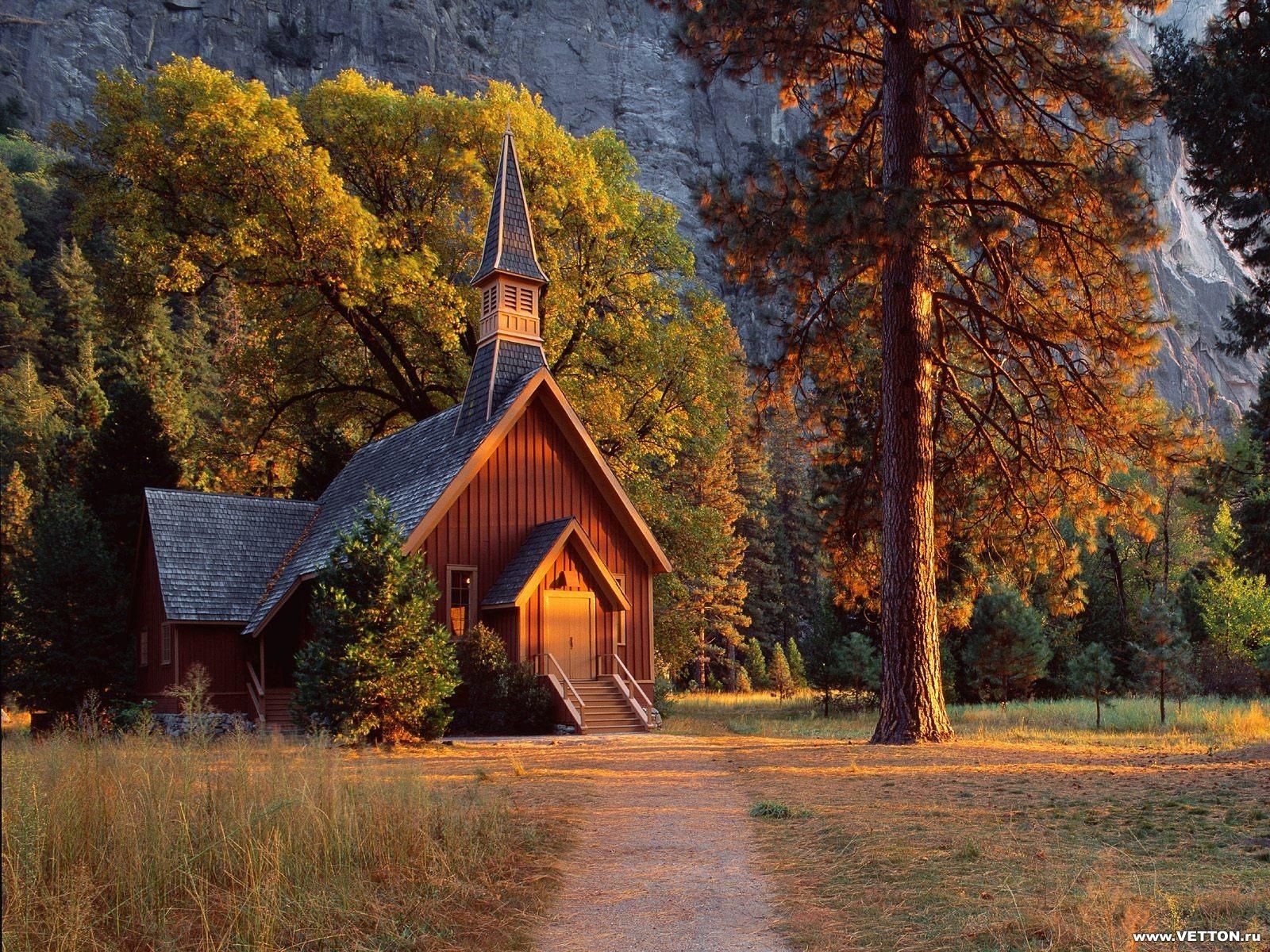 kirche wald abend