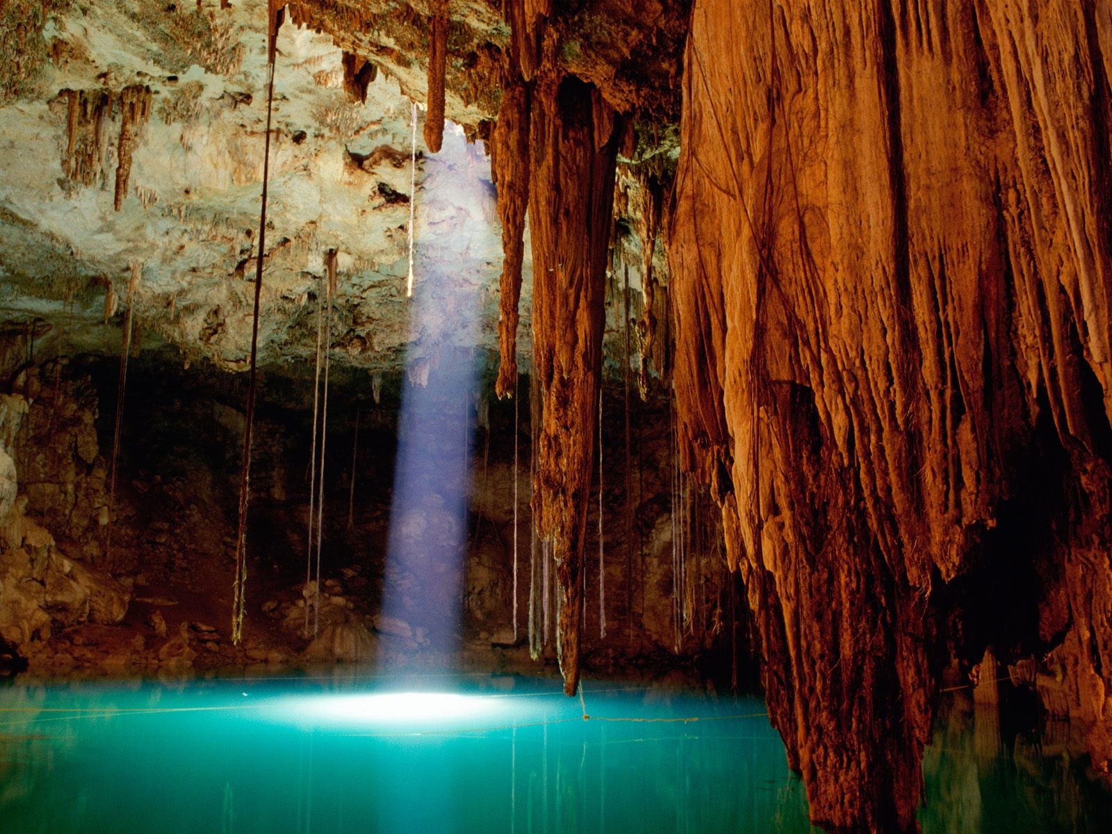 raggio di luce stalattiti grotta