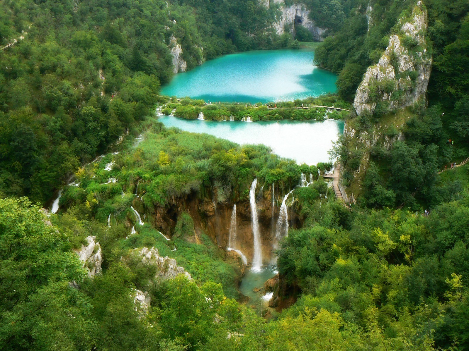 lac cascade eau roches forêt