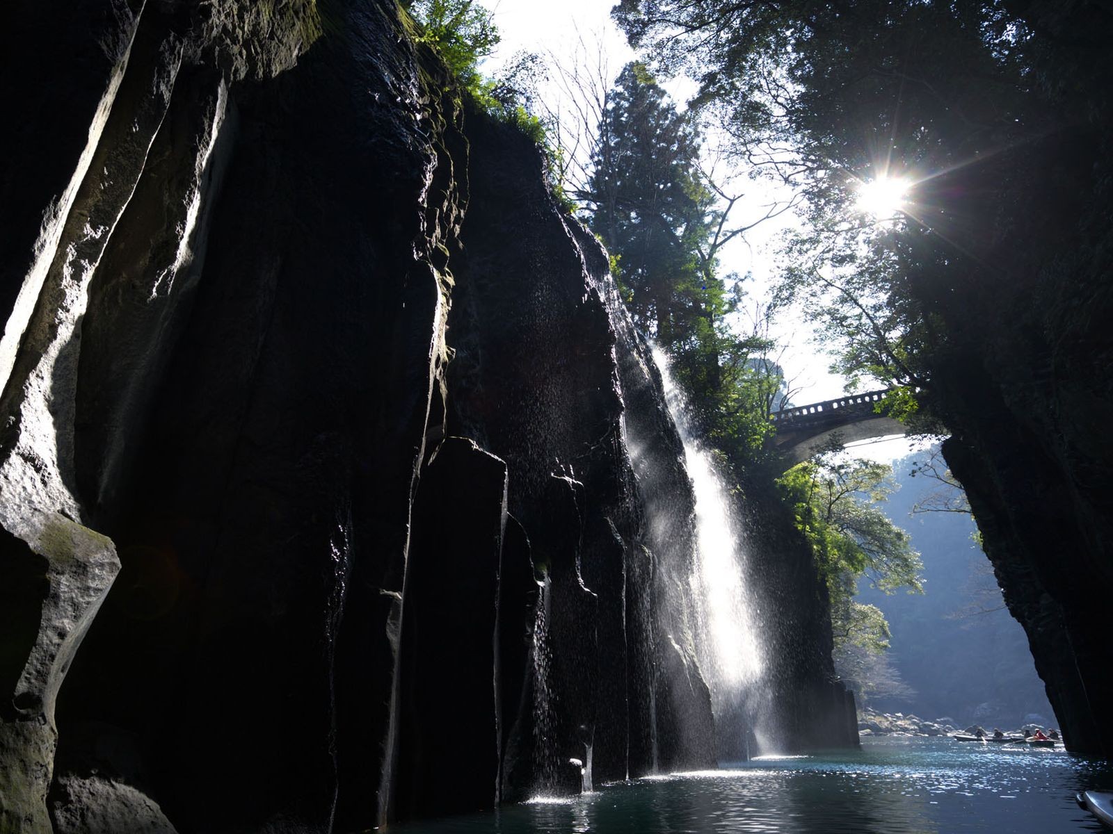 pont gorge soleil cascade rivière bateaux rochers arbres