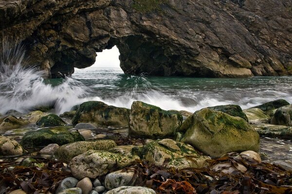 La costa rocosa sobre la que golpean las olas