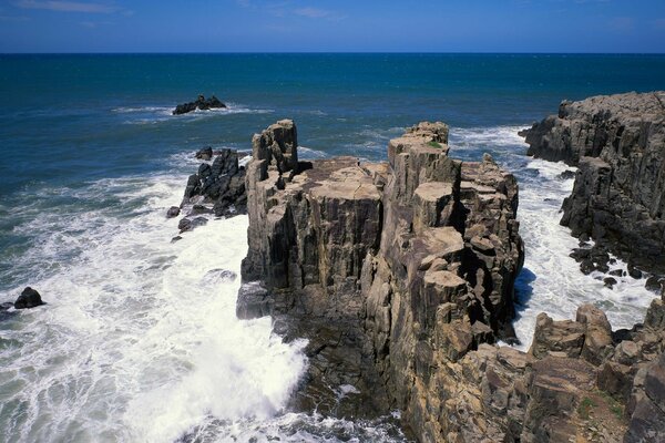 Cielo sereno. Rocce vicino al mare