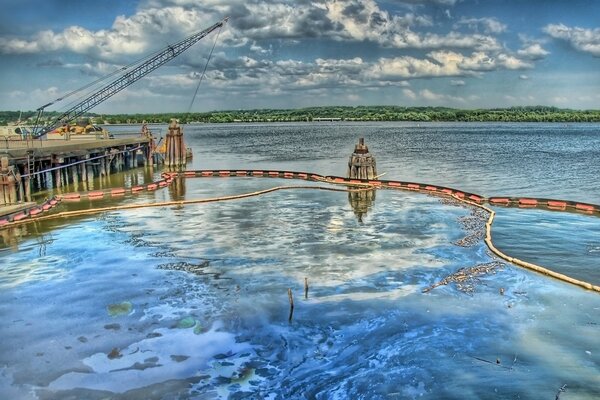 Pier auf Himmel und Wasser Hintergrund