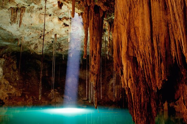 Rayon de soleil dans une grotte profonde