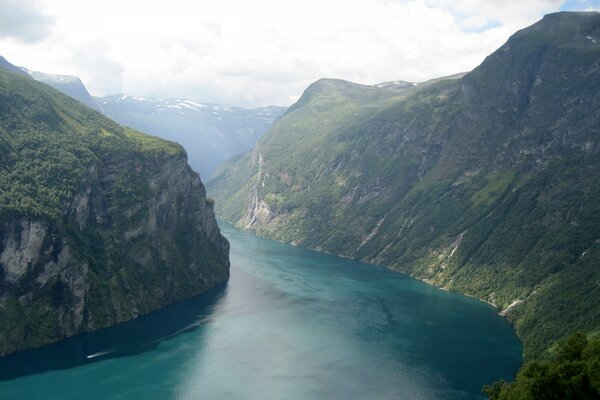 Río de montaña y cielo azul