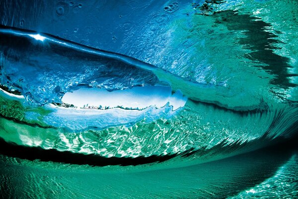 Le rive del mare pulito lavano le onde