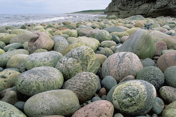 Piedras multicolores en la orilla del mar